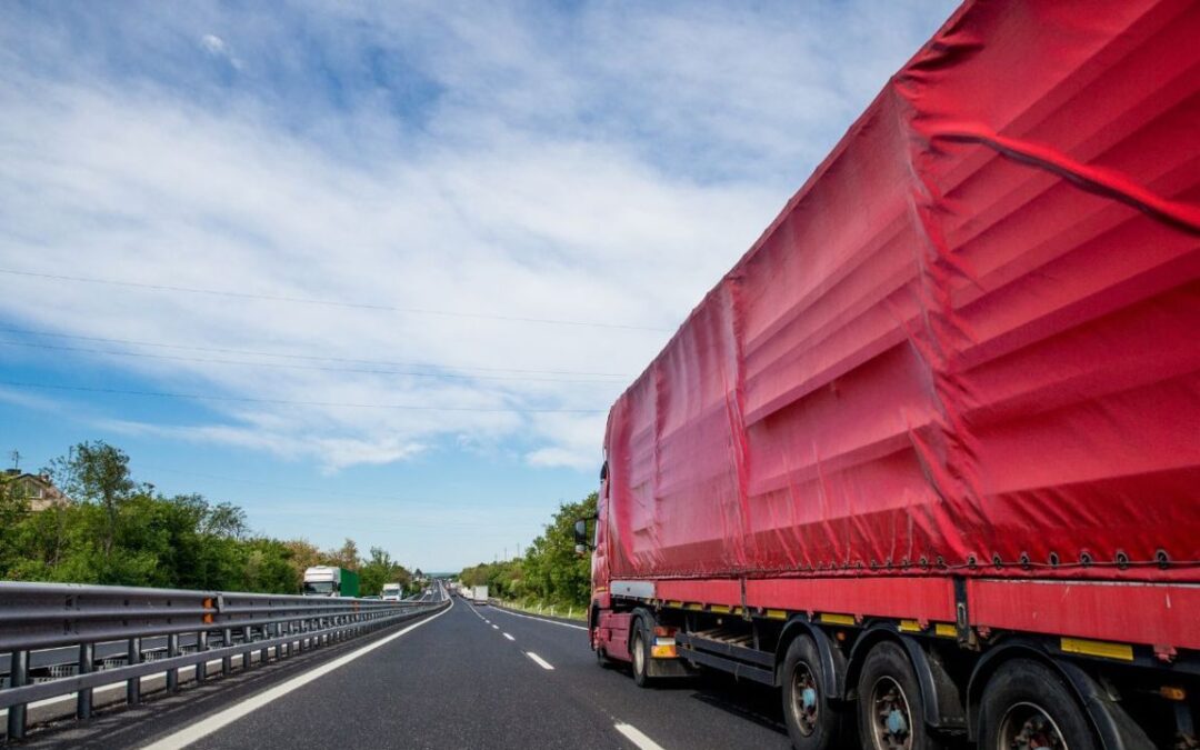 Noleggio di Motrici Centinate: rendi agevoli i tuoi trasporti